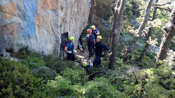 Мужчина, спускаясь по каменистому склону в районе скалы Крыло лебедя, получил травму колена
