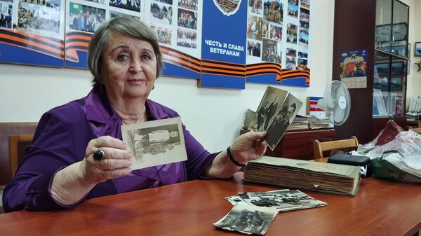 Лилия Яковлевна Тимошенко показывает фотографии военных лет из семейного архива Лилия Яковлевна Тимошенко показывает фотографии военных лет из семейного архива