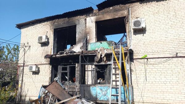 Последствия обстрела жилых многоквартирных домов в Токмаке
