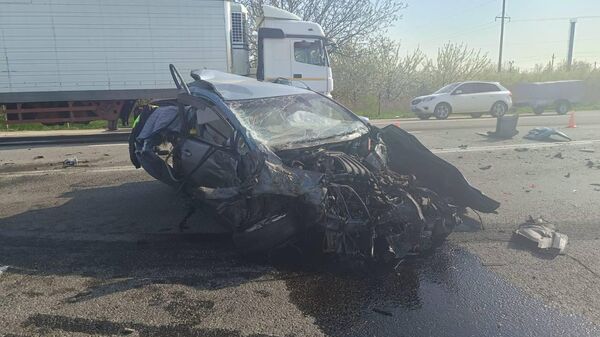 Два грузовика раздавили иномарку на Кубани - погибла женщина-водитель
