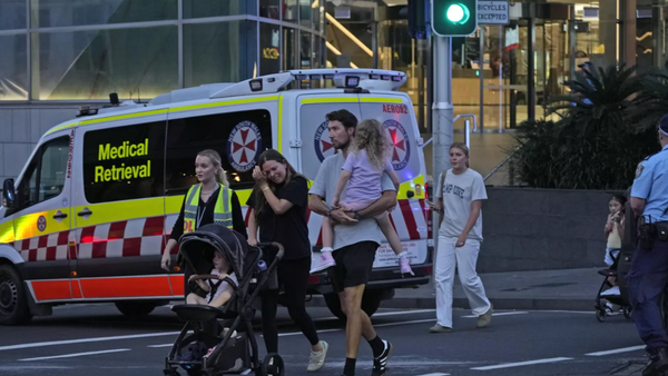 Эвакуация посетителей торгового центра Westfield в Австралии, где несколько человек получили ножевые ранения