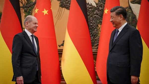 Лидер КНР Си Цзиньпин (справа) приветствует канцлера Германии Олафа Шольца в Большом зале в Пекине . Фото Кей Нитфельд/POOL/AFP