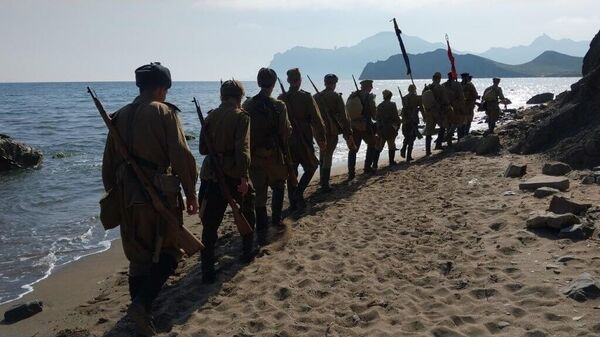 Участники похода Дорогами освободителей идут по побережью в Тихой бухте - Коктебель