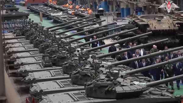 Шойгу проинспектировал завод по выпуску танков и огнеметных систем в Омской области
