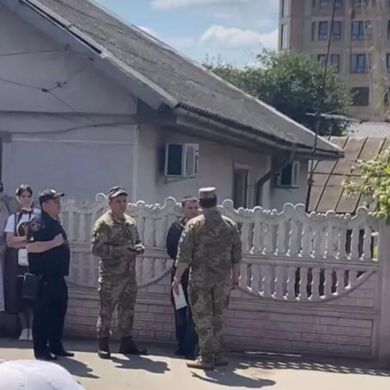 В Черновицкой области группа людей напала на сотрудника военкомата - РИА  Новости Крым, 20.04.2024