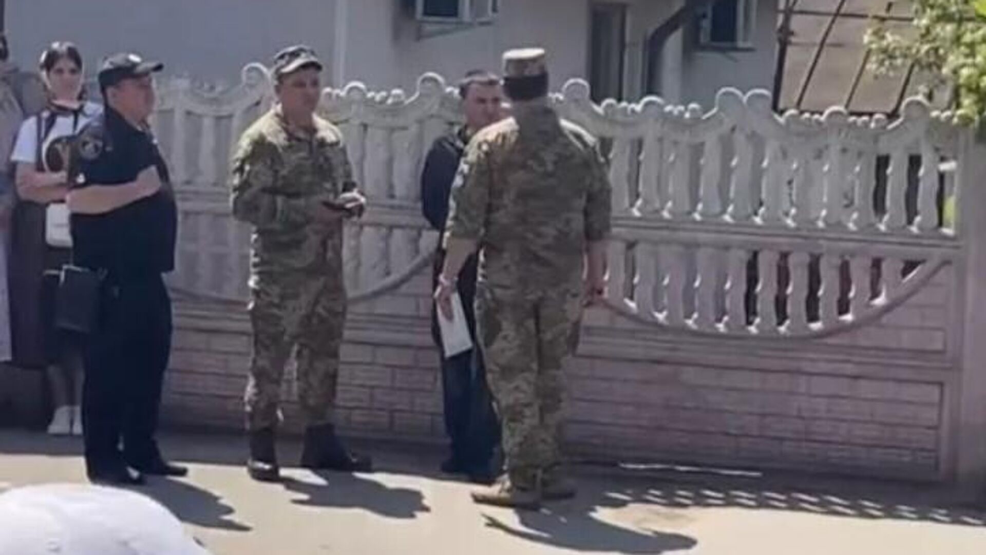 В Черновицкой области группа людей напала на сотрудника военкомата - РИА  Новости Крым, 20.04.2024