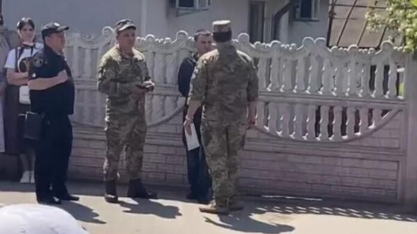 Полиция украинского города Черновцы раздает повестки