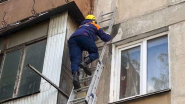 В Севастополе сотрудники МЧС спасли пенсионерку из квартиры на на третьем этаже
