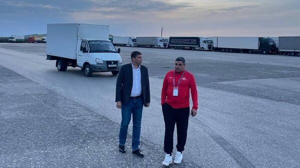 Министр транспорта Крыма Николай Лукшенко на накопительной парковке грузовиков у Керченской паромной переправы