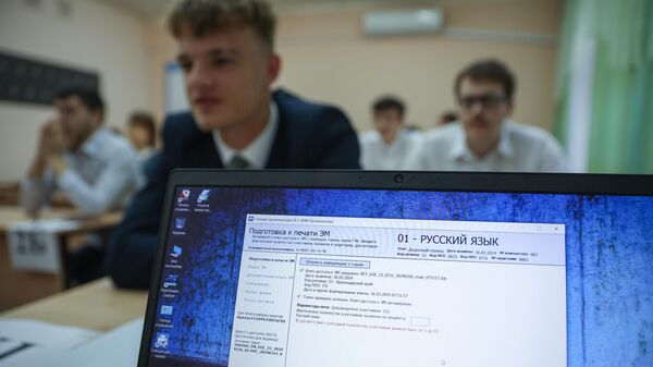 Экран компьютера преподавателя во время сдачи единого государственного экзамена по русскому языку 