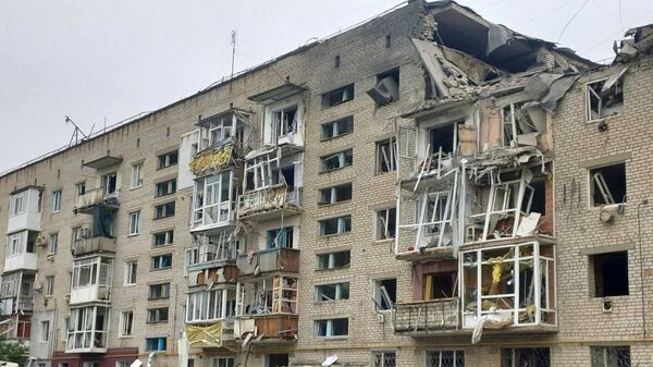 Последствия обстрела украинских боевиков города Токмак в Запорожской области