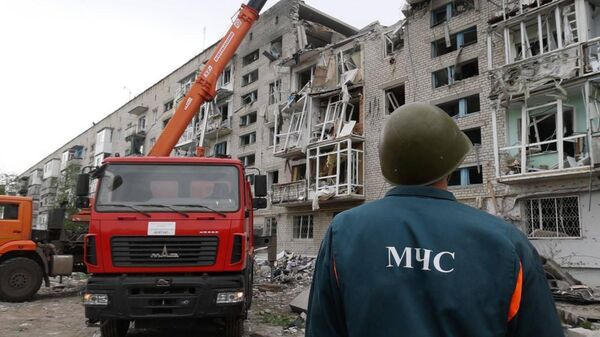 Спасатели разбирают завалы многоэтажного дома в Токмаке после удара ВСУ