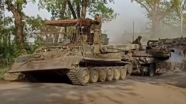 Эвакуация подбитого танка Abrams российскими войсками. Кадр из видео