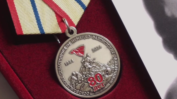 В Севастополе вручили первые медали к 80-летию освобождения полуострова