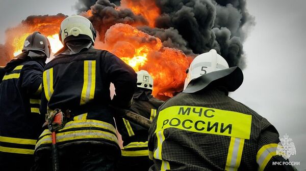 Пожар на нефтебазе в Луганске