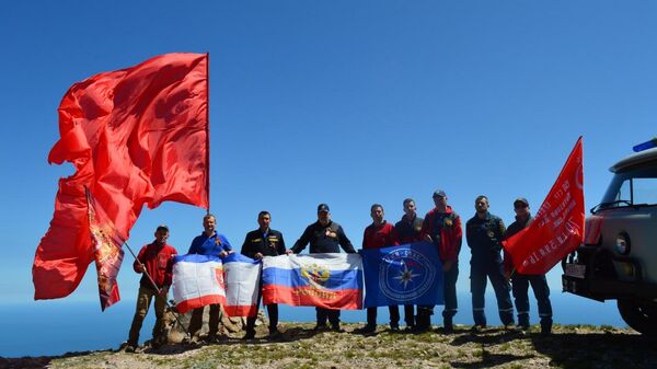 В преддверии 9 мая сотрудники МЧС Крыма вместе со спасателями Алуштинского отряда КРЫМ – СПАС и представителями РОССОЮЗСПАС установили флаг Победы на вершине горы Куш – Кая