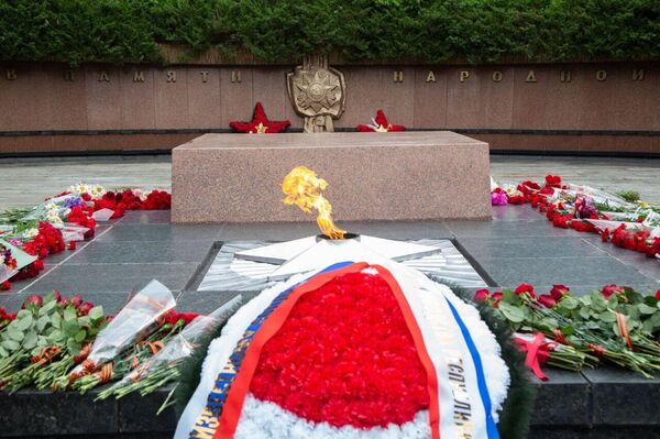 Власти Крыма в честь 79-й годовщины Великой Победы возложили цветы к Вечному огню на Могиле Неизвестного Солдата в парке имени Гагарина Власти Крыма в честь 79-й годовщины Великой Победы возложили цветы к Вечному огню на Могиле Неизвестного Солдата в парке имени Гагарина