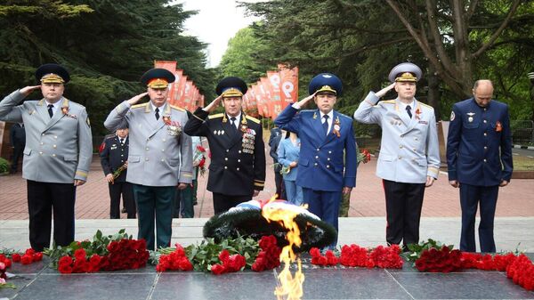 Власти Крыма в честь 79-й годовщины Великой Победы возложили цветы к Вечному огню на Могиле Неизвестного Солдата в парке имени Гагарина