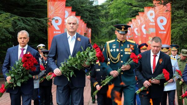Власти Крыма в честь 79-й годовщины Великой Победы возложили цветы к Вечному огню на Могиле Неизвестного Солдата в парке имени Гагарина