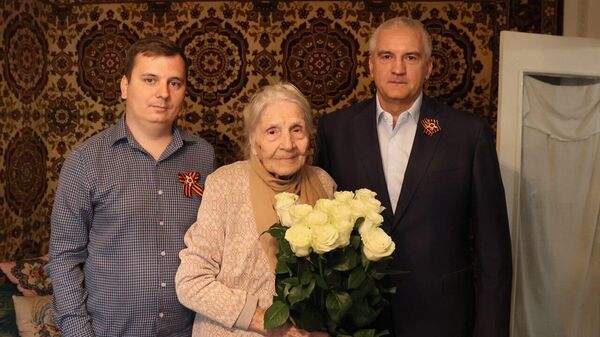 Сергей Аксенов поздравил ветерана Великой Отечественной войны Нину Потехину с Днем Победы