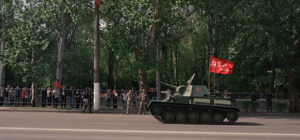 Танк Т-70 проехал по Мариуполю в честь Победы в Великой Отечественной войне Танк Т-70 проехал по Мариуполю в честь Победы в Великой Отечественной войне