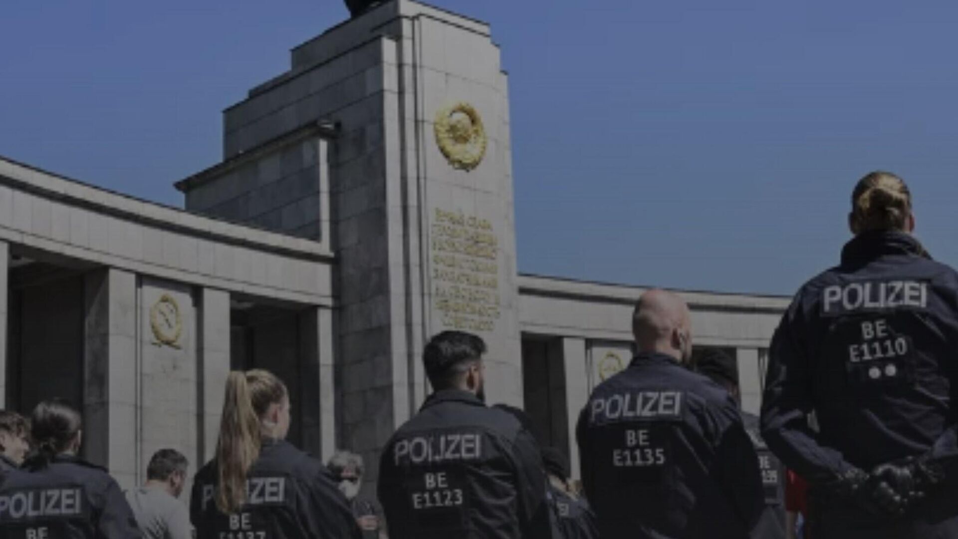 В Берлине полиция не позволила участникам Бессмертного полка пройти единым строем - РИА Новости, 1920, 09.05.2024