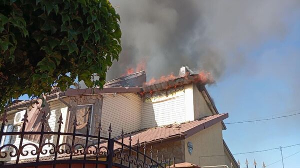 Жилой дом горит в Новой Каховке после обстрела ВСУ