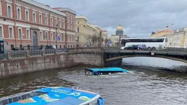 Автобус с 20 пассажирами упал с моста в реку Мойка в Петербурге