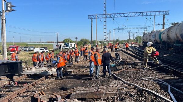 Восстановительные работы на месте ЧП на железной дороге в Ростовской области