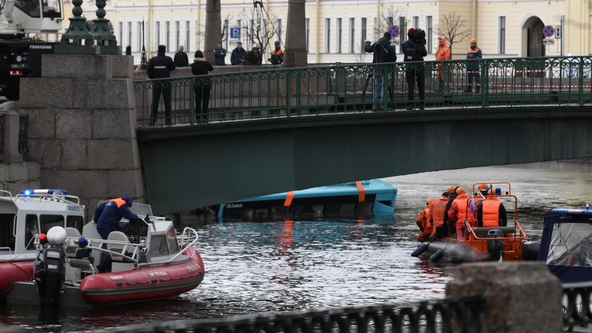Пассажирский автобус упал с моста в реку в Санкт-Петербурге - РИА Новости, 1920, 11.05.2024