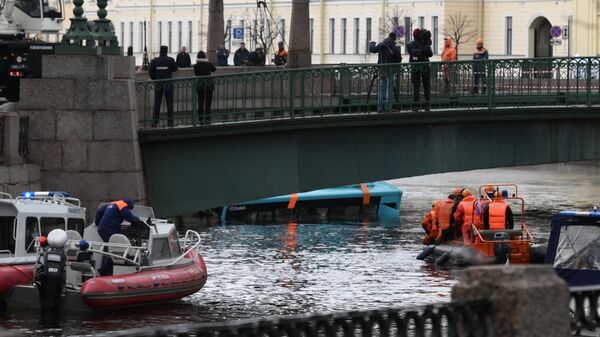 Пассажирский автобус упал с моста в реку в Санкт-Петербурге