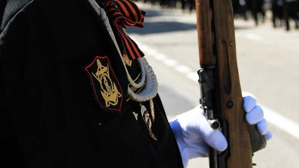 Шеврон морского пехотинца ЧФ на рукаве линейного на Параде Победы в Севастополе