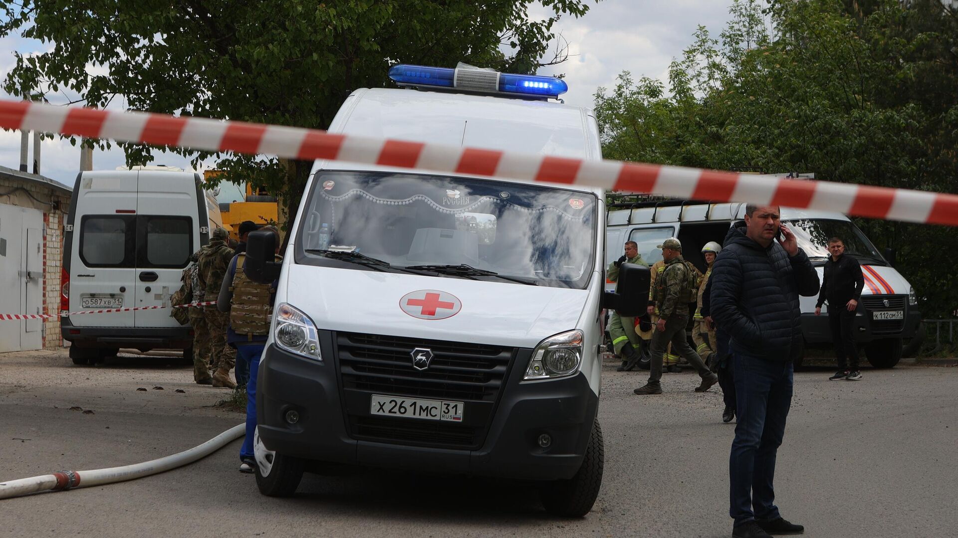 Скорая помощь на месте падения беспилотника - РИА Новости, 1920, 16.04.2025