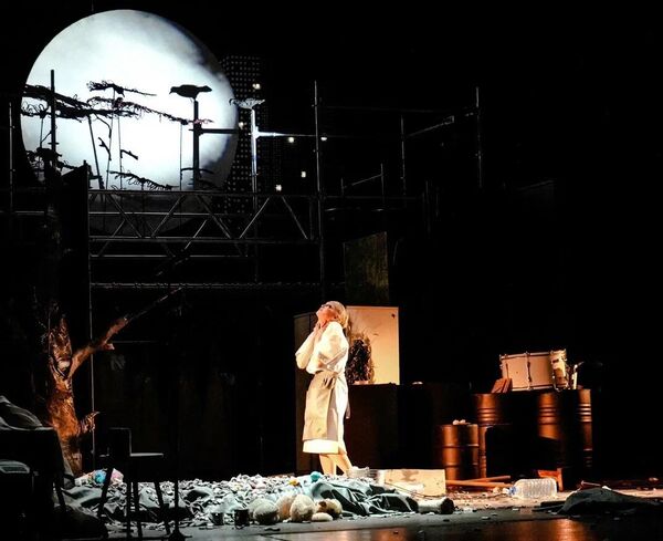 Сцена из спектакля Шахтерская дочь Донецкого республиканского драматического молодежного театра