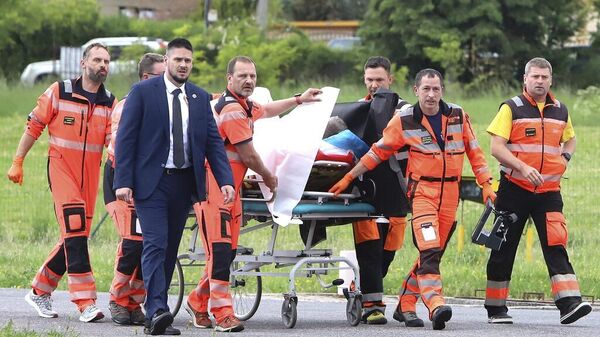 Спасатели везут раненого премьер-министра Словакии Роберта Фицо в больницу в городе Банска-Бистрица, центральная Словакия, среда, 15 мая 2024 года.