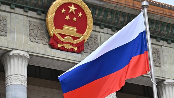 Флаг России в Пекине во время государственного визита президент РФ Владимир Путина в Китай