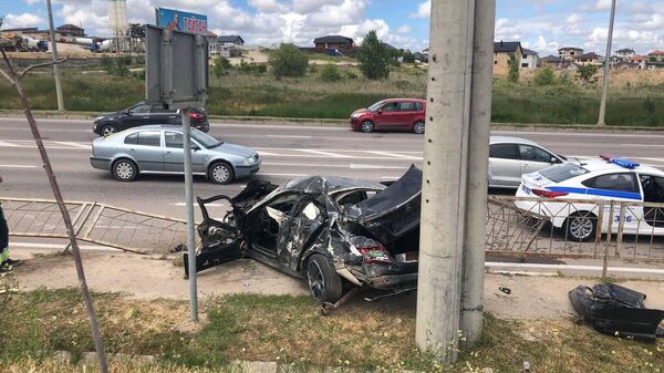 В ДТП на объездной в Симферополе Mercedes снес ограждение и вылетел с дороги