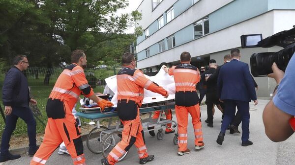 Спасатели доставляют раненого премьер-министра Словакии Роберта Фицо в больницу в городе Банска-Бистрица, центральная Словакия, среда, 15 мая 2024 года