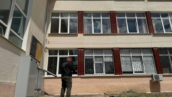 Следком сообщил подробности о ЧП с выпавшим из окна школы ребенком в Симферополе