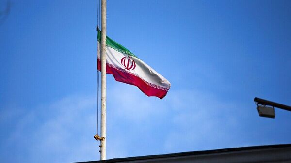 Иранский национальный флаг приспущенный в знак траура 
