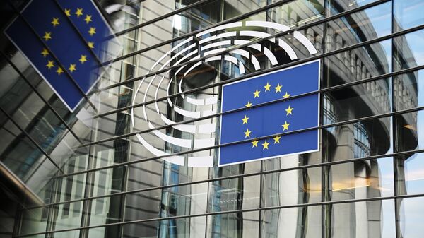 Логотип Евросоюза на здании штаб-квартиры Европейского парламента в Брюсселе.