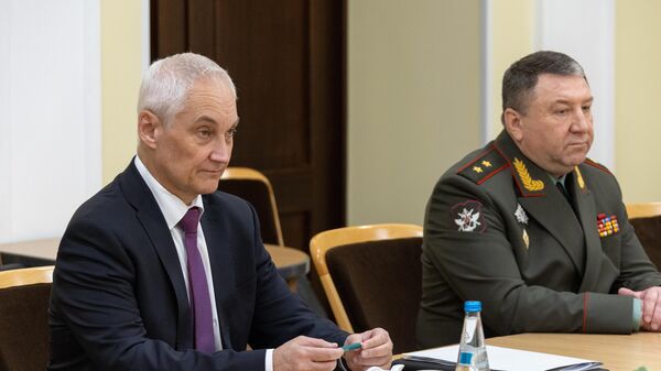 Министр обороны РФ Андрей Белоусов (слева) на встрече в Минске с министром обороны Республики Беларусь Виктором Хрениным