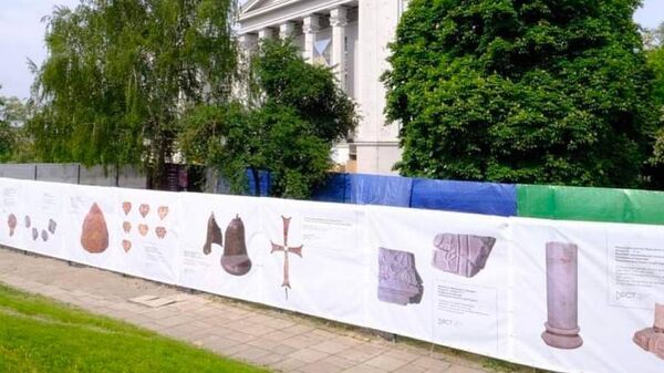 Забор и баннеры на месте Десятинной церкви в Киеве