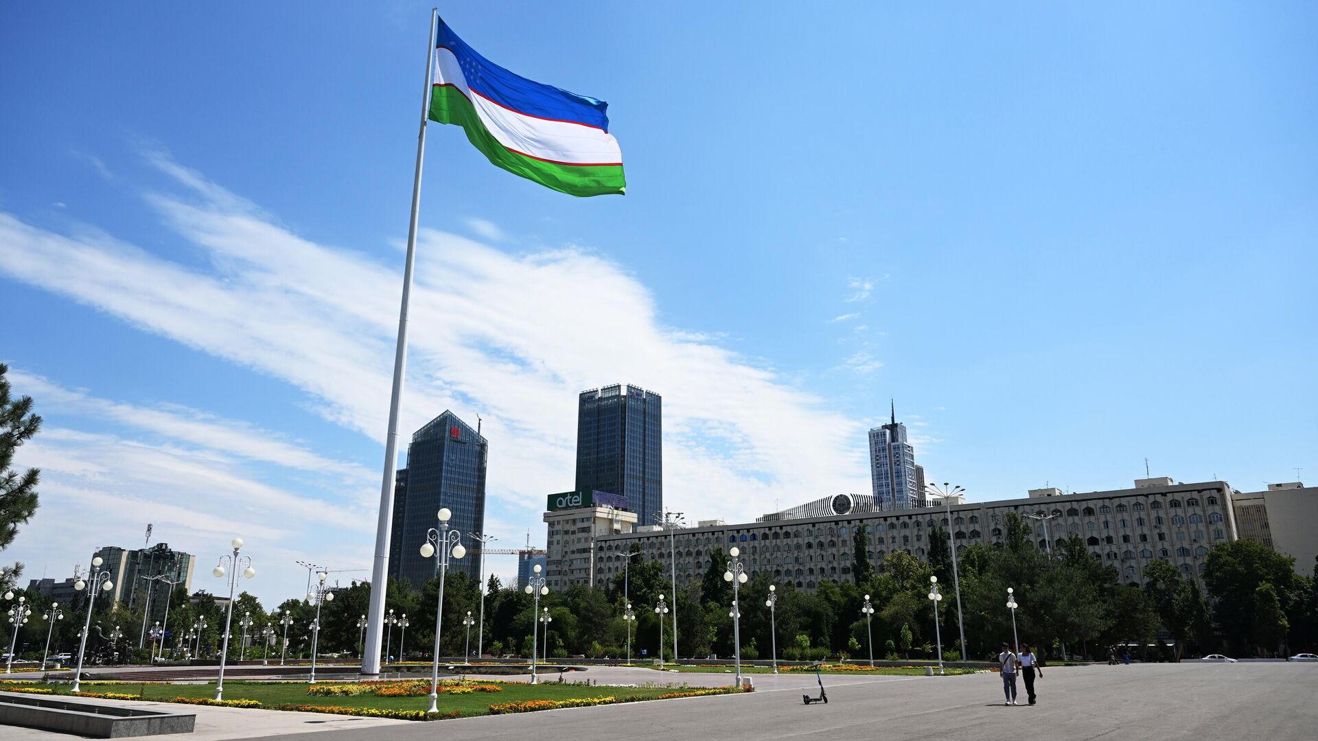 Государственный флаг Узбекистана на площади Дружбы народов в Ташкенте - РИА Новости, 1920, 26.05.2024