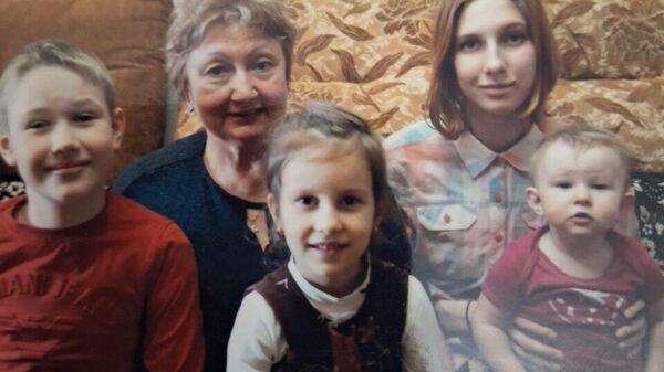 Людмила Федоровна с внуками - Сашей, Людой, Мариной, Катей