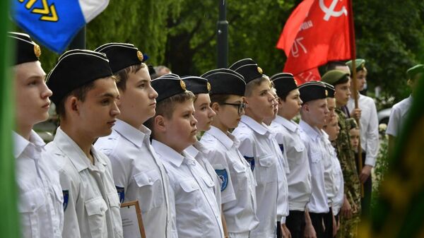 Учащиеся школ и воспитанники военно-патриотического клуба Варяг