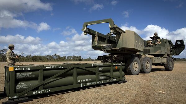 Погрузка армейской тактической ракетной системы (ATACMS) на высокомобильную артиллерийскую ракетную систему (HIMARS)
