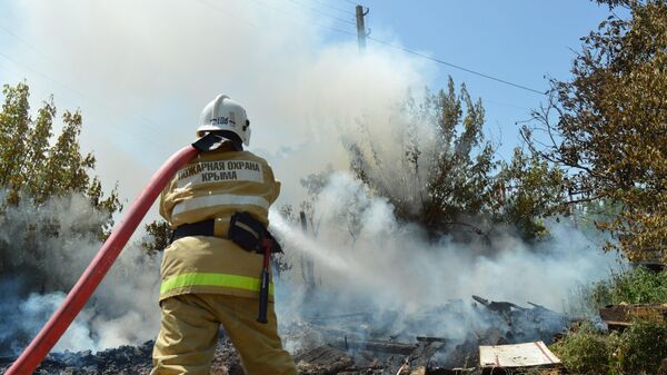 Специалист МЧС во время тушения пожара в Бахчисарайском районе Крыма