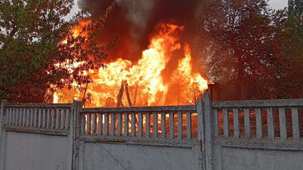 Пожар на лесопилке в Новой Каховке после удара ВСУ