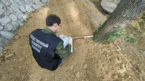Сотрудник Следственного комитета работает на месте убийства в Крыму